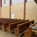 Provisorische Holzwand, die später durch eine Glaswand mit Türen ersetzt wird